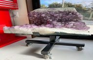 شركة يابانية تصنع مقعد مكتب من حجر كريم ضخم...