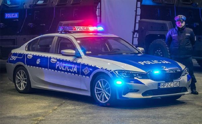 إصابة قائد شرطة بولندا بعد انفجار هدية 