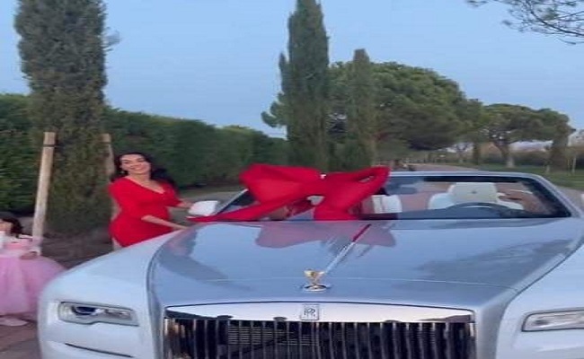 جورجينا رودريغيز تهدي كريستيانو رونالدو سيارة ثمينة بمناسبة الكريسماس...