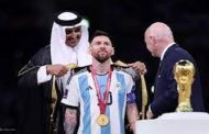 الأمير تميم يقلد ميسي العباءة الخليجية قبل تسليمه كأس العالم...