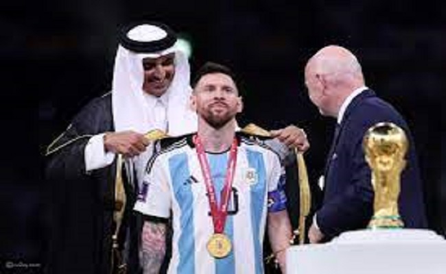الأمير تميم يقلد ميسي العباءة الخليجية قبل تسليمه كأس العالم...