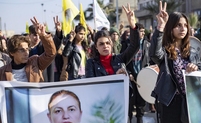 مئات الأكراد السوريين يتظاهرون تنديداً بهجوم باريس