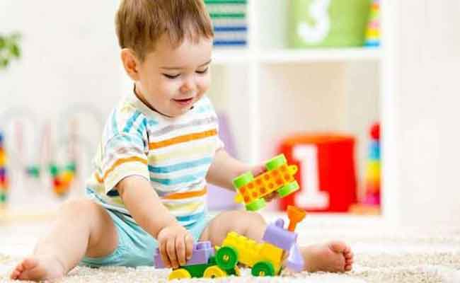 دليلكٍ لاختيار الألعاب المناسبة لطفلك في عمر السنة