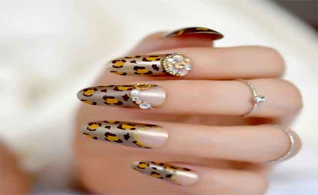 ما هو الخيار الأنسب لأظافرك: الجيل أو الأكريليك؟