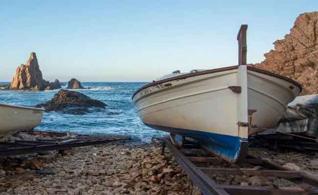 الإطاحة بشبكة وطنية لتهريب المهاجرين عبر البحر بالشط بالطارف