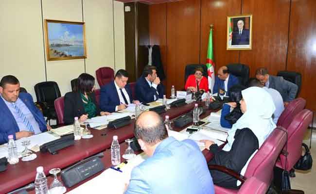 استماع لجنة الشؤون القانونية للمجلس الشعبي لعرض حول الأحكام الواردة في مشروع القانون المنظم لغرفتي البرلمان