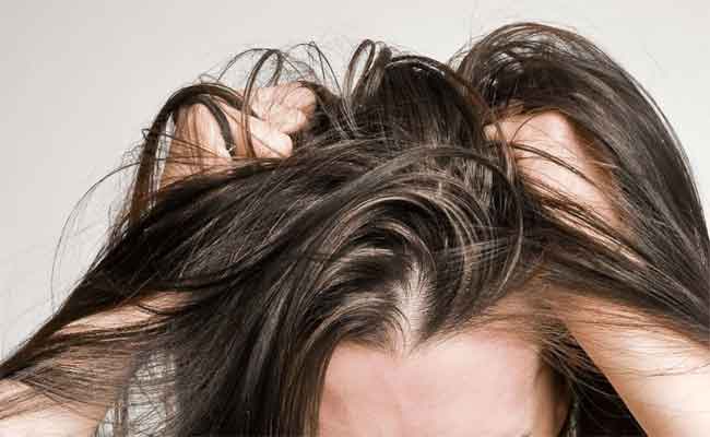 لن تصدقوا أنّ هذه العوامل تُسبّب رائحة فروة الرأس الكريهة!