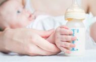 لماذا يرفض طفلك الرضاعة الصناعيّة؟ وما الحلّ؟
