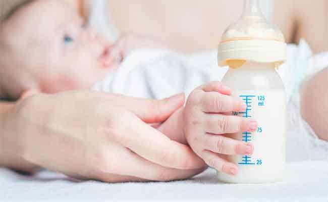 لماذا يرفض طفلك الرضاعة الصناعيّة؟ وما الحلّ؟