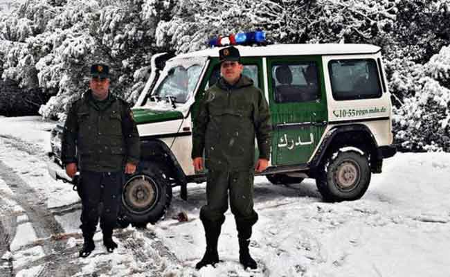 تدخل مصالح الدرك الوطني لفتح الطرقات المغلقة وتسهيل حركة المرور جراء تساقط الثلوج