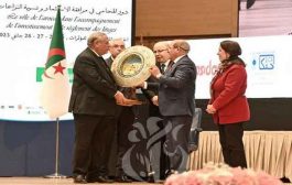 الاتحاد الوطني لمنظمات المحامين الجزائريين يكرم الرئيس تبون بدرع المنظمة