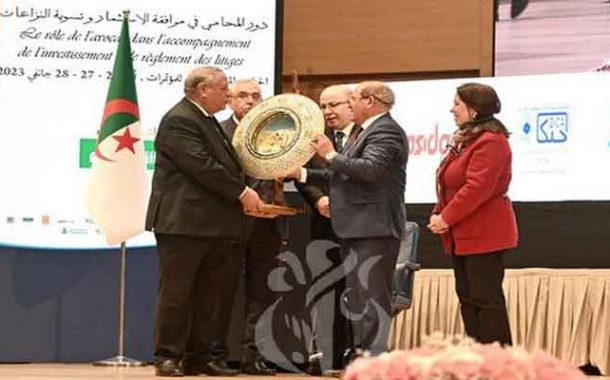 الاتحاد الوطني لمنظمات المحامين الجزائريين يكرم الرئيس تبون بدرع المنظمة
