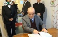 توقيع بلمهدي على سجل التعازي إثر وفاة بابا الفاتيكان السابق بنديكت السادس عشر