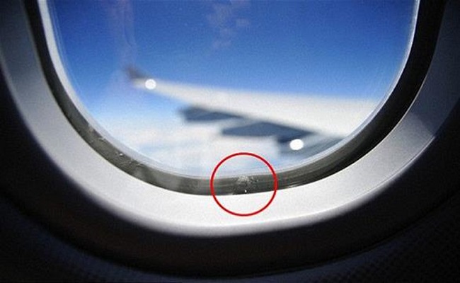 ما فائدة وجود ثقب صغير في نافذة الطائرة؟