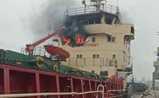 صاروخ يصيب سفينة تركية في ميناء خيرسون الأوكراني