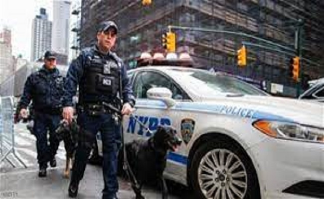 توجيه تهمة محاولة القتل لأمريكي هاجم عناصر شرطة بساطور في نيويورك