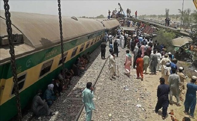 إصابة 15 شخصا إثر انفجار أخرج قطارا عن مساره في باكستان