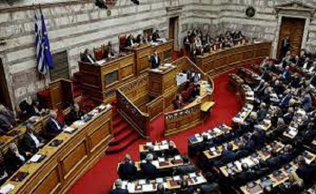 الحكومة اليونانية تنجو من تصويت بسحب الثقة