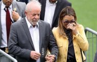 بحضور 150 ألفا باستاد سانتوس رئيس البرازيل يلقي نظرة الوداع على بيليه...