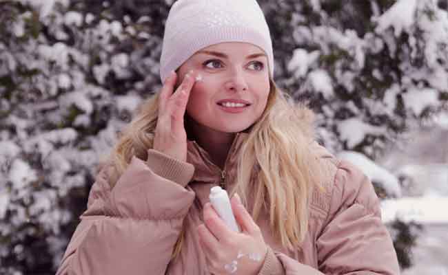 بشرتك تفقذ نضارتها في فصل الشتاء؟ اليك الحلّ