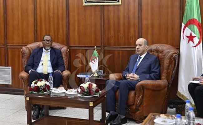 استقبال وزير الصحة لحفيد نيلسون مانديلا