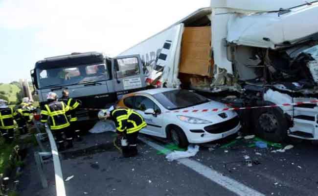 اصطدام بين شاحنتين وسيارة يخلف 7 مصابين بالأغواط