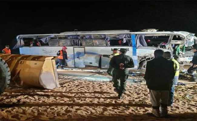 اصطدام بين حافلة لنقل المسافرين وشاحنة يخلف 5 قتلى و9 مصابين بورقلة