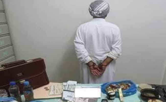 الإطاحة بمشعوذ وحجز كمية كبيرة من مواد الشعوذة واسلحة بمستغانم