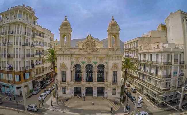 20 لوحة فنية داخل المعرض الوطني الأول للفنون التشكيلية بوهران…