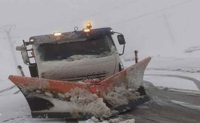 التدخل لإزالة الثلوج عبر عدة محاور طرقية بجيجل