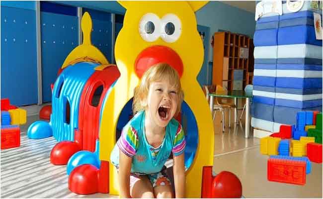 تحدّث الطفل مع العابه طبيعي وهذه فوائده..ولكن متى يجب أن تقلقي؟