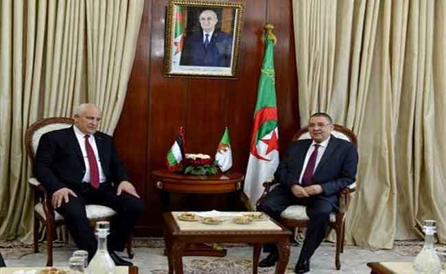 وزير الداخلية يجري محادثات مع نظيره الفلسطيني