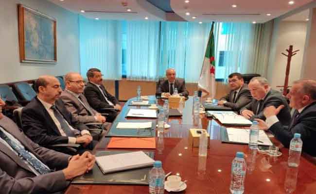 وزير المالية يجتمع مع مسؤولي شركات التأمين العمومية