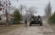 قائد دبابة روسية يكتسح 5 جنود بالخطأ وأوكرانيا تسخر