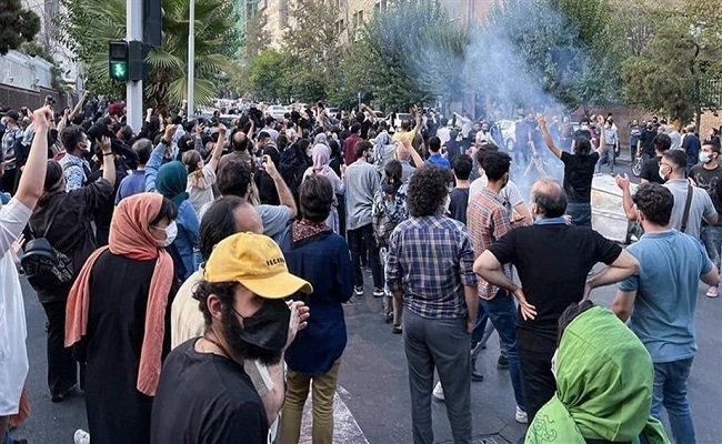 تجدد الاحتجاجات بإيران والأمن يتصدى للمتظاهرين في طهران بقنابل الغاز