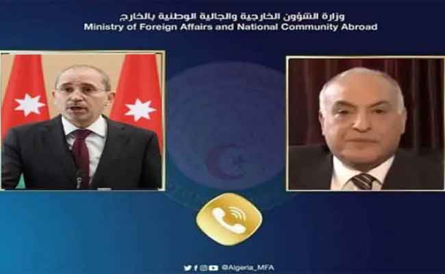 عطاف يتباحث هاتفيا مع نظيره الأردني لتعزيز سبل العلاقات الثنائية بين البلدين