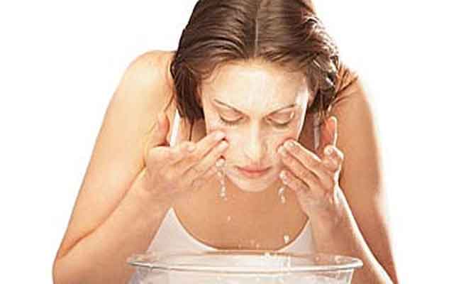 غسل الوجه في الماء البارد بهذه الطريقة: جرّبتها لأسبوع والنتيجة أذهلتني!