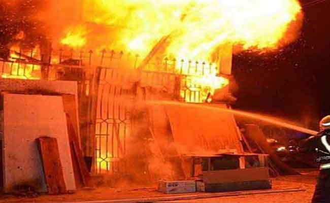 احتراق سيارتين بمرآب منزل يخلق الهلع وسط العائلات بسطيف