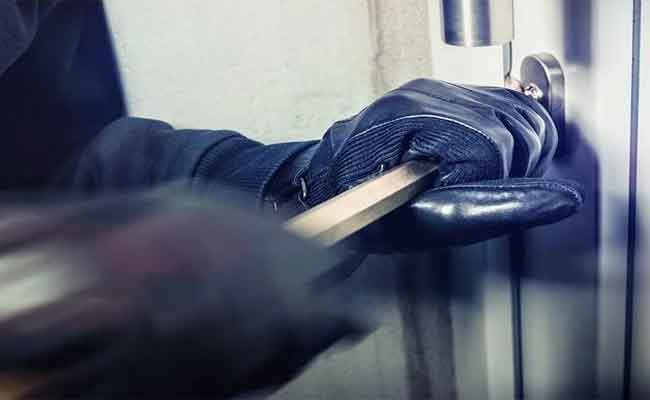 الإطاحة بشخصين يحترفان سرقة المنازل بغليزان