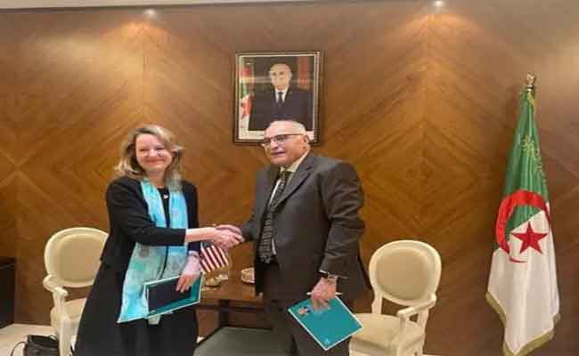 وزير الخارجية يؤكد على الأهمية التي توليها الجزائر لملف الهجرة