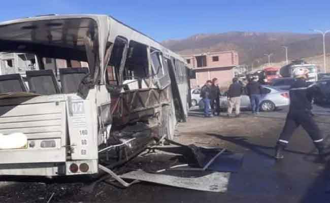 مجزرة مرورية تخلف مصرع امرأة وإصابة 15 شخصا بباتنة