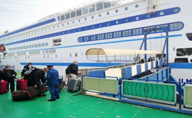 تخفيض أسعار النقل الجوي والبحري بنسبة 50 بالمائة لفائدة الجالية الجزائرية بالخارج