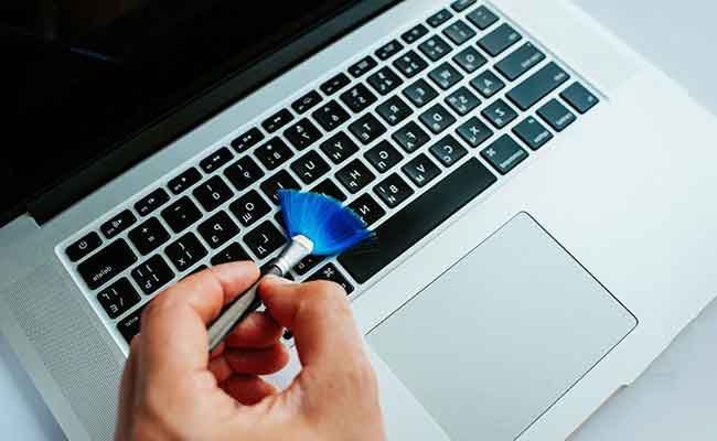 دليل التنظيف المفصّل للوحة مفاتيح الكمبيوتر المحمول