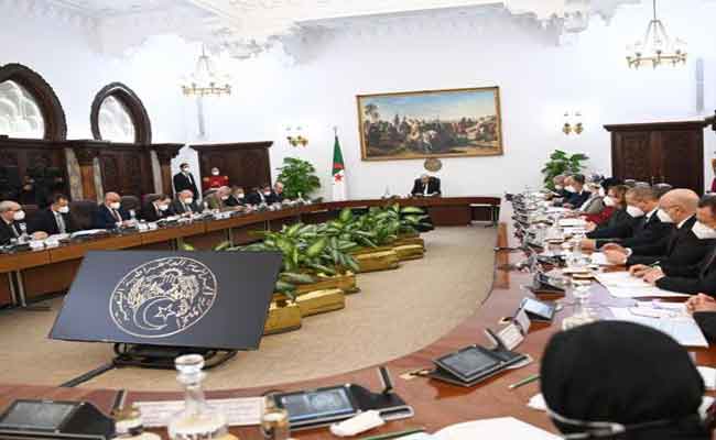 تبون يأمر الحكومة بتقليص الاجتماعات الحكومية والتوجه للميدان