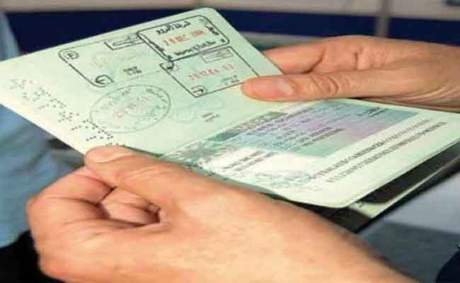 وزير الداخلية يؤكد وجوب حيازة جواز سفر جزائري لمزدوجي الجنسية