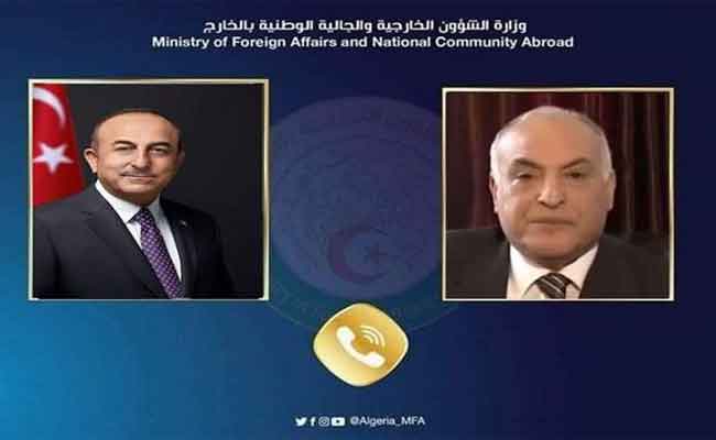 وزير الخارجية يتلقى التهنئة من وزير خارجية تركيا