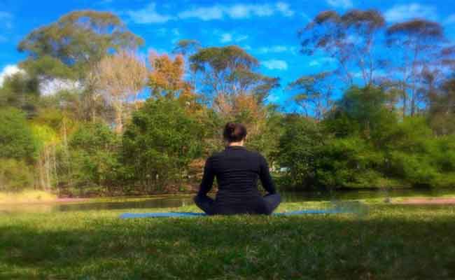 تمارين يوغا سهلة أثناء الوقوف في المطبخ…