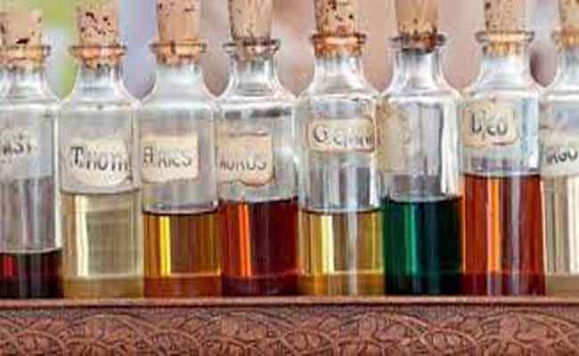 كيفية صنع العطر باستخدام الزيوت الطبيعية في المنزل؟