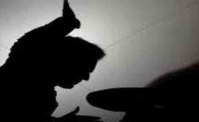 اعتداء شاب على والدته وخالاته بالعاصمة