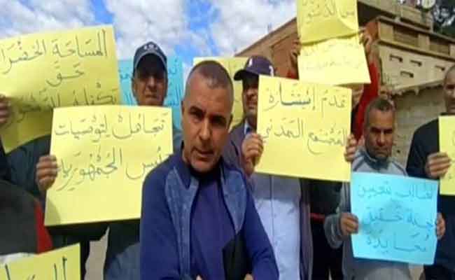 احتجاج ساكنة حي 60 سكنا تساهميا ببلدية الحمادنة بغليزان